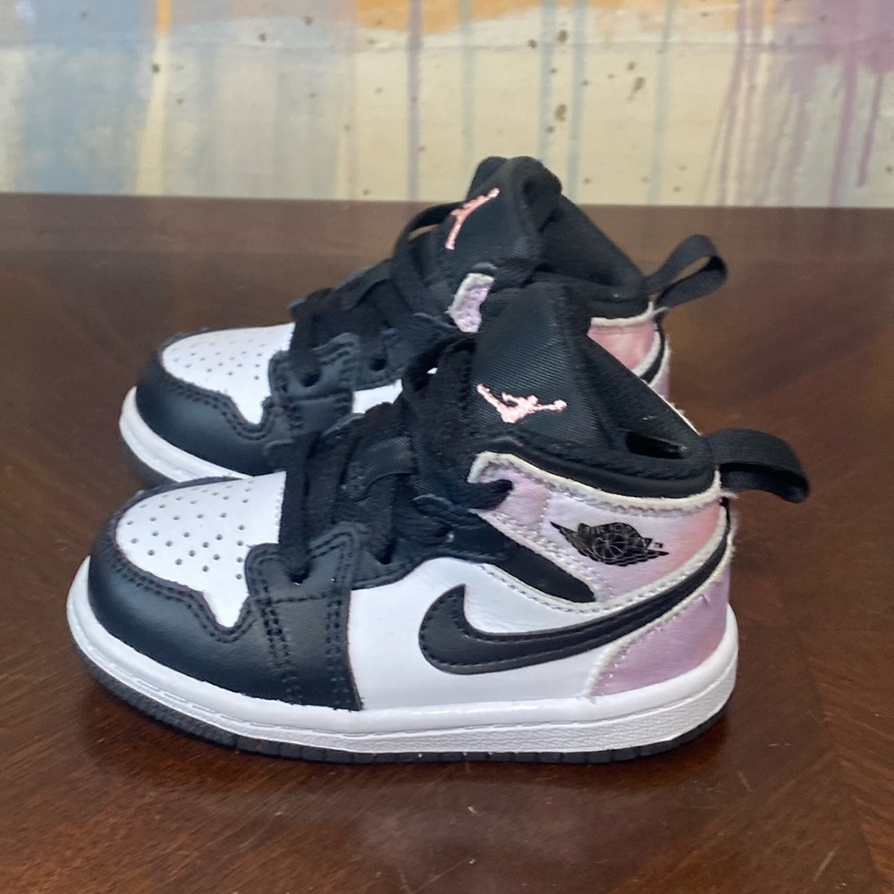 Jordan 1 Mid Zen Master Black/Bleached Coral/White DM6127-001 Toddler 6c